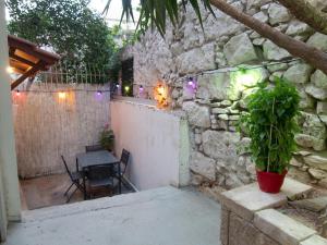 PLAKA Central Apartment