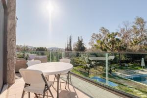 Stylish 2BR Retreat Pool Access Smart TV