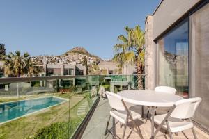 Stylish 2BR Retreat Pool Access Smart TV