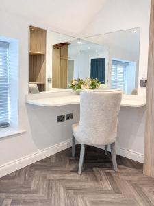 Executive 4BR Ensuite Lodge Perfect for Contractors and Teams with Private Parking