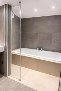 Executive 4BR Ensuite Lodge Perfect for Contractors and Teams with Private Parking