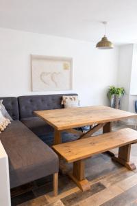 Luxury 4BR Executive Lodge with 4 Private Suites and Private Parking
