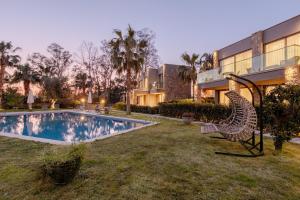 Stylish 4BR Villa with Private Pool 50m to Beach