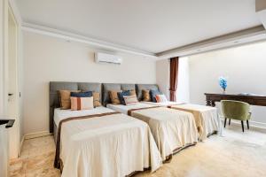 Stylish 4BR Villa with Private Pool 50m to Beach