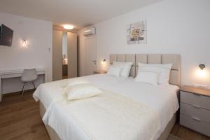 APARTMENT 3 Villa Stella Deluxe with a heated swimming pool, jacuzzi, sauna and BBQ