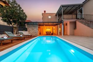 Apartman Relax s bazenom i vanjskim kominom - Zadar