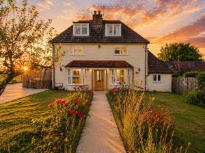 Large Detached Farm House with Hot Tub