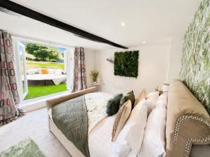 Large Detached Farm House with Hot Tub
