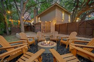 4BR Outdoor Dining with Game Room that Sleeps 12 and 15 min from DT