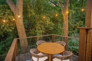 4BR Outdoor Dining with Game Room that Sleeps 12 and 15 min from DT