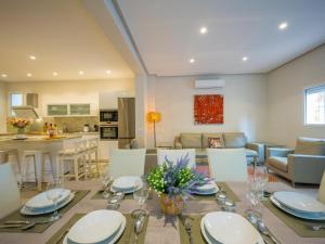 Central Marbella townhouse large solarium bbq