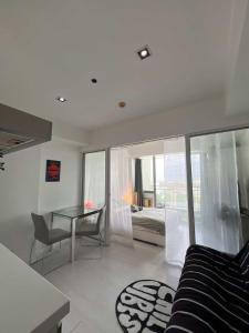 Pineapple Heads Staycation by Azure Urban Resort and Residences