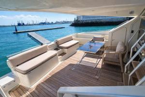 Captain Cangrejo Yacht