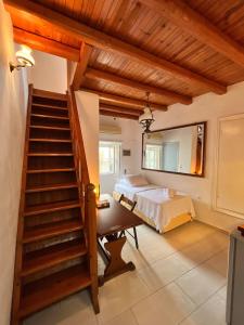 HYDRA Central House