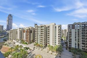 Dubai Creek Work Suite 1BR with Private Office & PS5