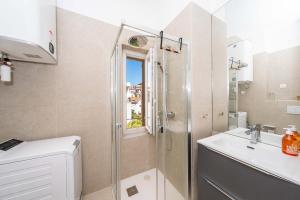 Top-Floor 2BR, 700m Palais, AC Free Parking