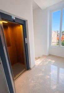 Top-Floor 2BR, 700m Palais, AC Free Parking