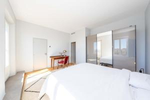 Top-Floor 2BR, 700m Palais, AC Free Parking