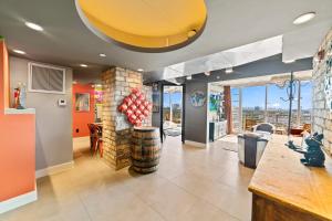 Hollywood Beach Speakeasy Condo with Pool