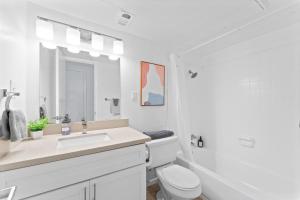 Central Hyde Park suites close to UT, Moody Center, Downtown