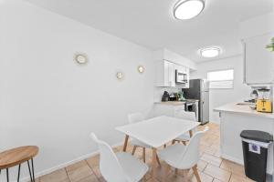 Central Hyde Park suites close to UT, Moody Center, Downtown