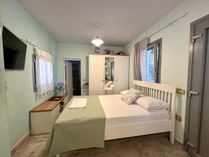 Seafront Escape, Atsitsa