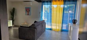 Appartement à Cuxac dAude proche Narbonne avec 2 chambres, 6 couchages, lit bébé jardin et parking