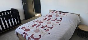 Appartement à Cuxac dAude proche Narbonne avec 2 chambres, 6 couchages, lit bébé jardin et parking