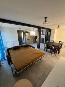 Appartement à Cuxac dAude proche Narbonne avec 2 chambres, 6 couchages, lit bébé jardin et parking