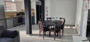 Appartement à Cuxac dAude proche Narbonne avec 2 chambres, 6 couchages, lit bébé jardin et parking