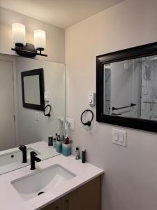 3BED Townhouse with City, Ocean and Mountain views - North Vancouverr