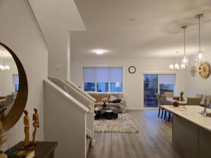 Edmonton Sunnys Homes 4 Beds Sleeps 5 AC