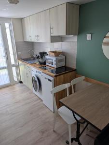 Charmant logement Guidel Plage, vue mer, piscine chauffée, avec une chambre