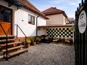 S-HOUSE Avrig Curte Privata si parcare gratuita