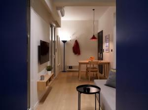 Chic & Cozy Athenian Studio with Balcony