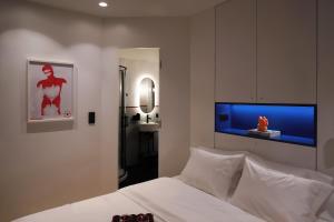 Chic & Cozy Athenian Studio with Balcony