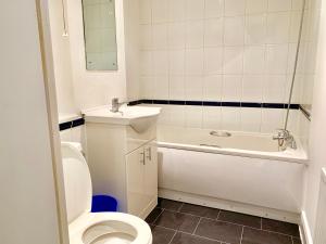 2 Bedrooms Modern Central London Apartment, Full Kitchen, 5 minutes Tube Station
