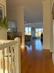 Neutral Bay Stunning Two Bedroom Apartment