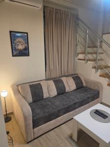 Modern 2BR Central Apartment Sleeps 6 Balcony