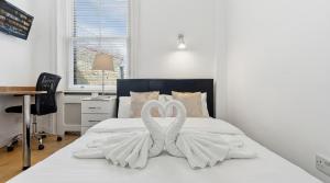 Rare Find! HUGE 4BR London Home for 9 Guests By Regal Realms