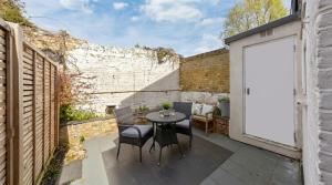 Rare Find! HUGE 4BR London Home for 9 Guests By Regal Realms