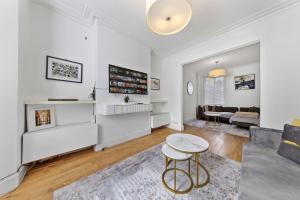 Rare Find! HUGE 4BR London Home for 9 Guests By Regal Realms