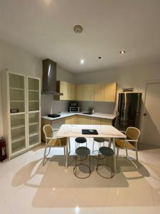 STAYLUXIA - GRAMERCY - Luxury Two Bedroom Junior Suite with 2 Balconies, FREE Amenities, Pool, Gym, Netflix - Housekeeping Available