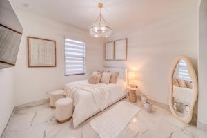 Cozy Modern Villa - Heated Pool & Spa - BBQ - Water View