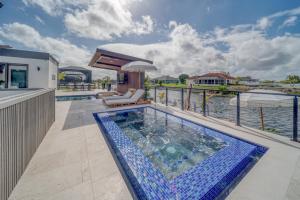 Cozy Modern Villa - Heated Pool & Spa - BBQ - Water View