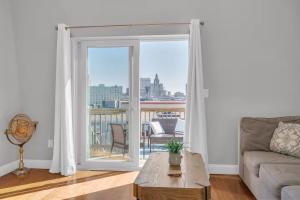 Jennifers Penthouse Panoramic City Views w Deck