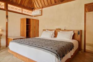 Private Three Villa Estate in Bingin with Pool