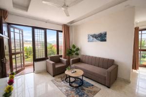 The Sunflower Suite -2BHK Cinéma Near IT Park