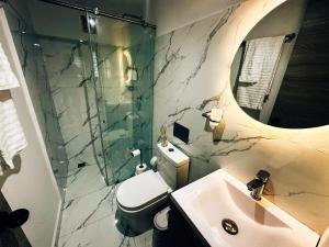 New apartment with ocean views PRIME location AC