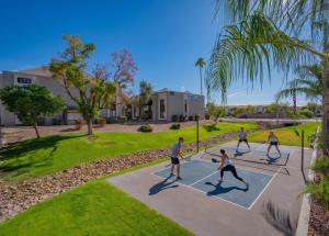 Unique 2BD - Parking, Gym, Pool - Sleeps 8 - 5Min Casino